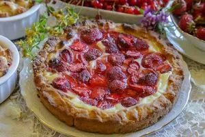 Тарт с клубникой с заварным кремом