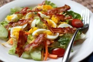 Салат из фрисе, яиц и бекона