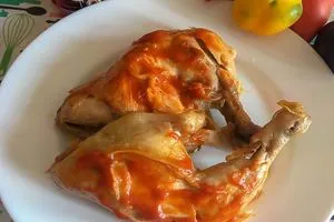 Куриные бедра на сковороде с соусом лютеницей, по-болгарски