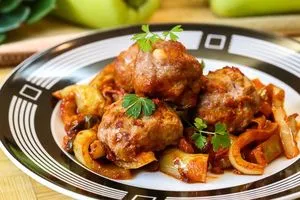 Фрикадельки с тушеным перцем, по-болгарски