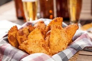 Бразильские пирожки пастель, с фаршем и сыром моцарелла